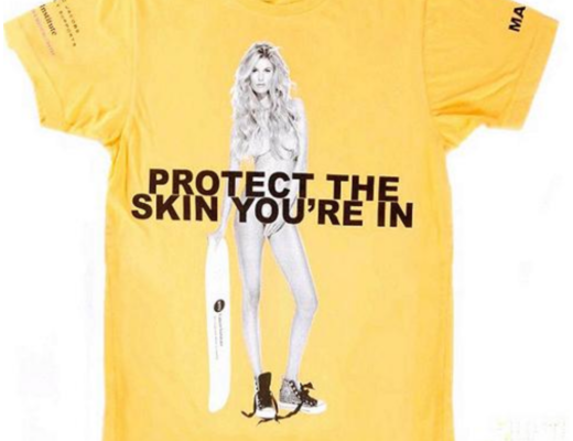 „Protect the skin you're in“: Marisa Miller posiert nackt auf Charity-Shirt von Marc Jacobs