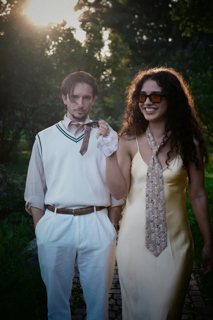 Paar mit locker getragenen Krawatten zeigt moderne Interpretation von Krawatte binden im Alltag