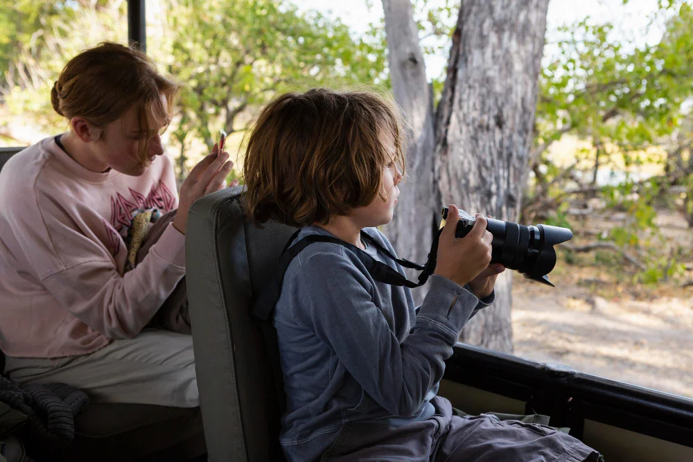 Kind beobachtet und fotografiert die Natur auf einer Reise