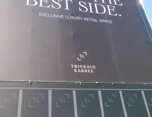 Bauzaun am Trinkaus Karree auf der Westseite der Königsallee in Düsseldorf mit dem Schriftzug „The west side is the best side“.