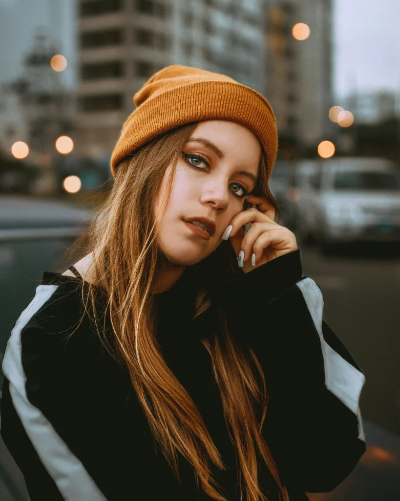 Urbanes Make-up passend zum Streetstyle-Outfit mit Mütze und natürlichem Glow