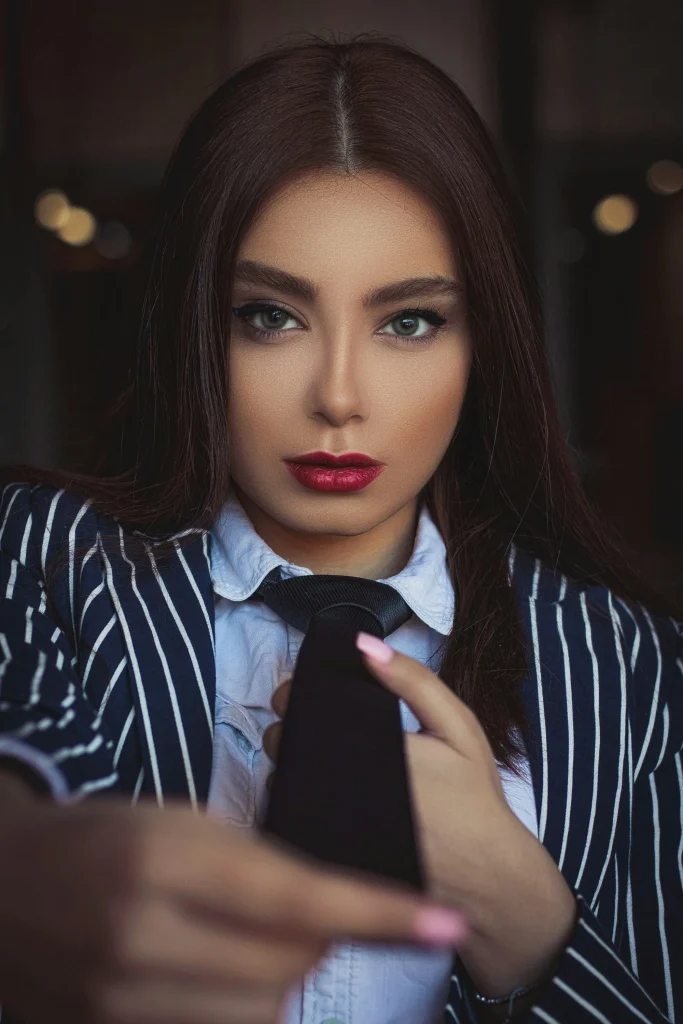 Elegantes Business-Make-up passend zum gestreiften Blazer mit rotem LippenstiftFoto von <a href="https://unsplash.com/de/@mohammadrezababaei?utm_source=unsplash&utm_medium=referral&utm_content=creditCopyText">MohammadReza BaBaei</a> auf <a href="https://unsplash.com/de/fotos/frau-im-schwarz-weiss-gestreiften-langarmhemd-wXbIdDuNw0A?utm_source=unsplash&utm_medium=referral&utm_content=creditCopyText">Unsplash</a>