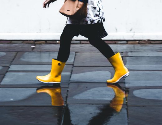 Gute Laune auch bei stürmischem Herbstwetter: Die neue Crocs Rain Boots-Kollektion