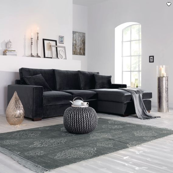 sofa-schwarz-wohnen-inspiration-deko-weiß