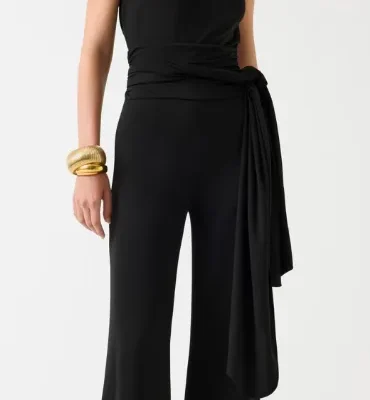 Eleganter schwarzer Jumpsuit mit weitem Bein, ärmellosem Halterneck und Taillenband – moderner Abendlook für Damen