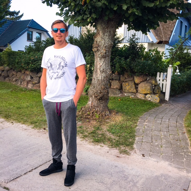 Outfit-adidas-tubular-invader-strap-sneaker-almonigo-cashmere-pant-true-religion-shirt-oakley-glasses