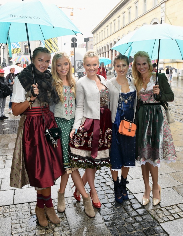 inspiration_outfit_look_oktoberfest_dirndl_brezn_wiesn_2016_fruehstueck-bei-tiffany_tracht_cathy-hummels