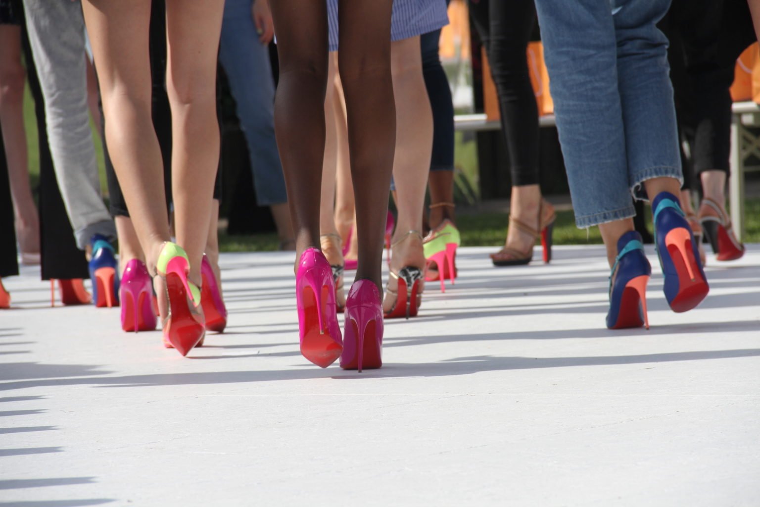 schwarze pumps mit roter sohle