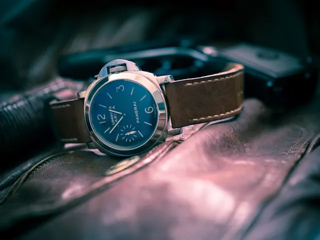 Luxusuhr mit Lederarmband auf einer Lederunterlage