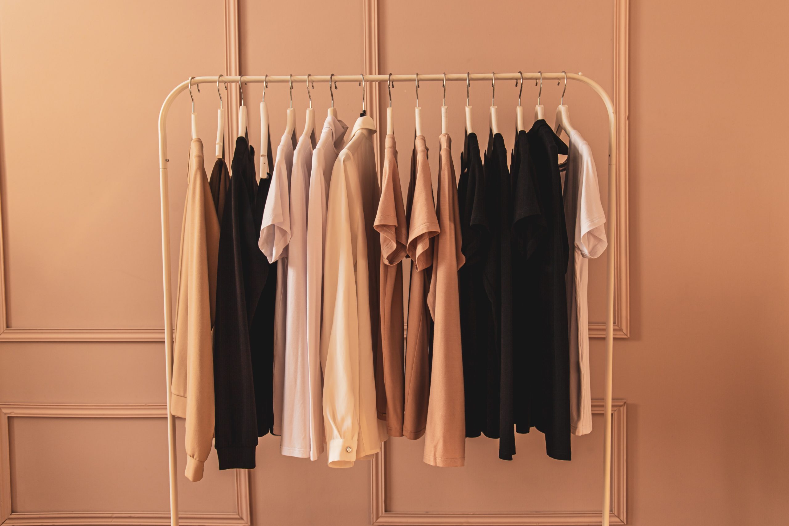 Capsule Wardrobe - mit diesen Tipps wird der Kleiderschrank zur schlichten Wohlfühloase