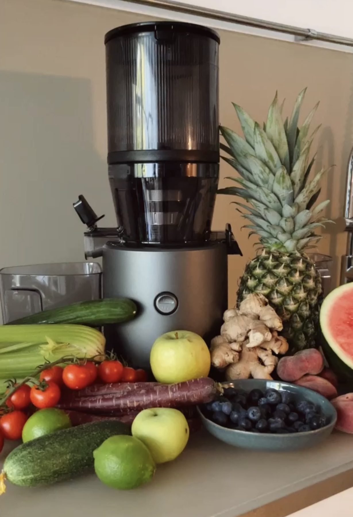 Slow Juicer Test: Hurom H-320 N kann ganze Früchte und Gemüse zu köstlichem Saft verarbeiten