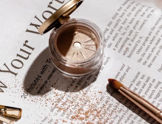 Goldener Lidschatten im Tiegel mit Pinsel – Symbol für Drogerie vs. Luxus Make-up Vergleich