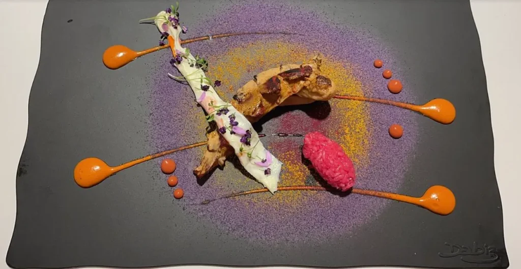 Kunstvoll angerichtetes Gericht aus dem Degustationsmenü im DiverXO in Madrid