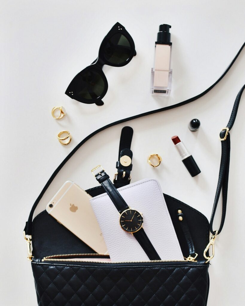 Frauen Tasche mit Inhalt Bildquelle: unsplash