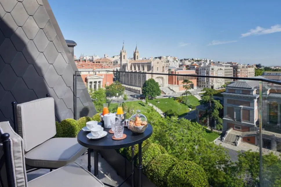 Terrasse mit Frühstück und Blick auf das Kunst-Dreieck beim Mandarin Oriental Ritz, Madrid mit Prado-Umgebung