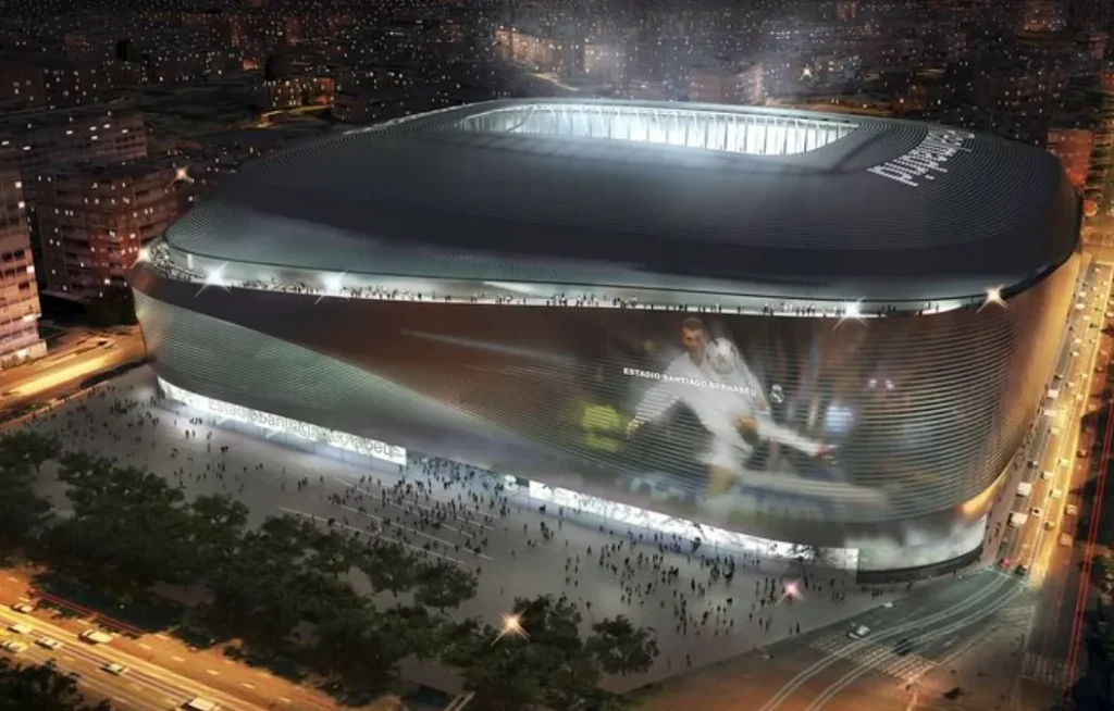 Nachtansicht des Santiago-Bernabéu-Stadions in Madrid bei einem VIP-Erlebnis von Real Madrid