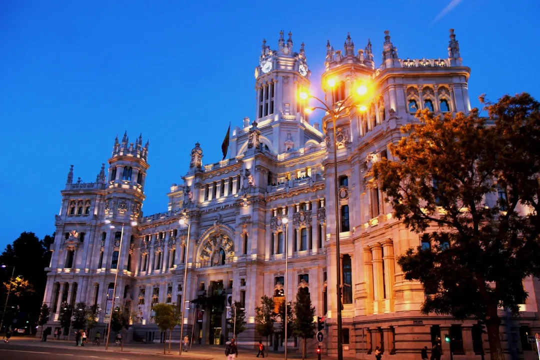 Beleuchtete Fassade des Palacio de Cibeles im Zentrum von Madrid – Motiv aus dem Luxus-Reiseführer für Madrid