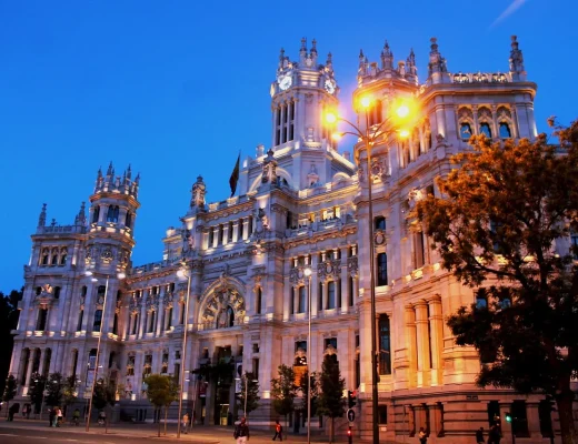Beleuchtete Fassade des Palacio de Cibeles im Zentrum von Madrid – Motiv aus dem Luxus-Reiseführer für Madrid