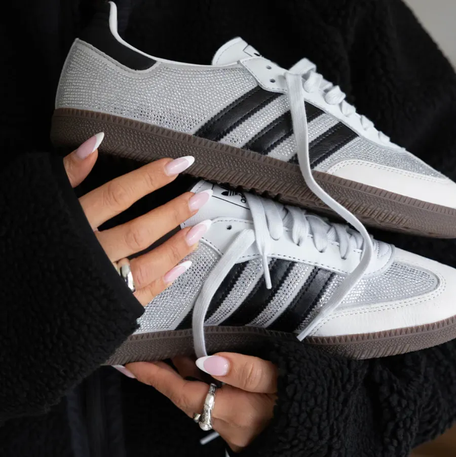 Adidas Samba OG W Rhinestone in Weiß mit dezenten Strassdetails als Capsule Wardrobe Sneaker