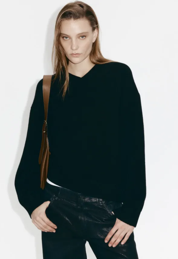 H&M Pullover mit V-Ausschnitt in dunkler Farbe als zeitloses Capsule Wardrobe Essential