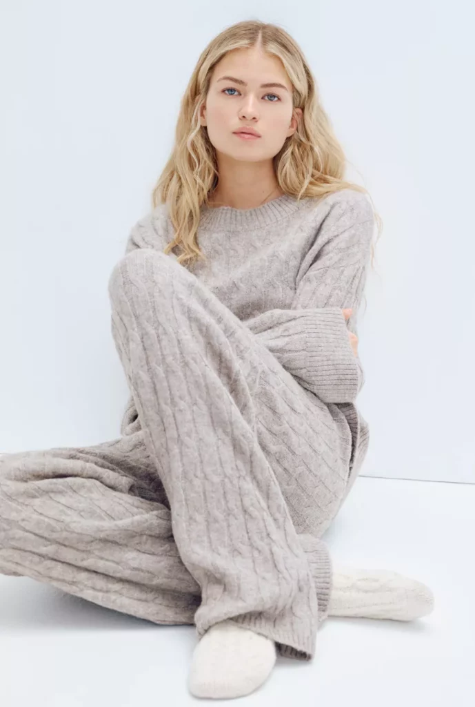 Strickhose Herbst 2025: Beiger Strick-Zweiteiler mit Pullover – gemütlich, modern und elegant kombiniert.