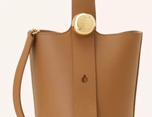 Elegante braune Bucket Bag aus glattem Leder mit goldfarbenem Verschlussdetail, minimalistisches Design.