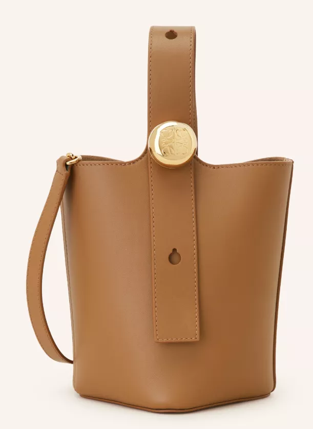 Elegante braune Bucket Bag aus glattem Leder mit goldfarbenem Verschlussdetail, minimalistisches Design.