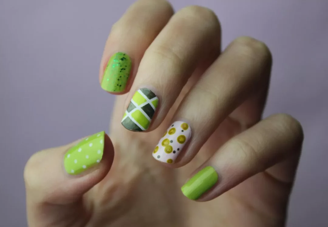 Grüne Maniküre in verschiedenen Nagelformen – angesagter Farbtrend für Nägel im Sommer 2025.