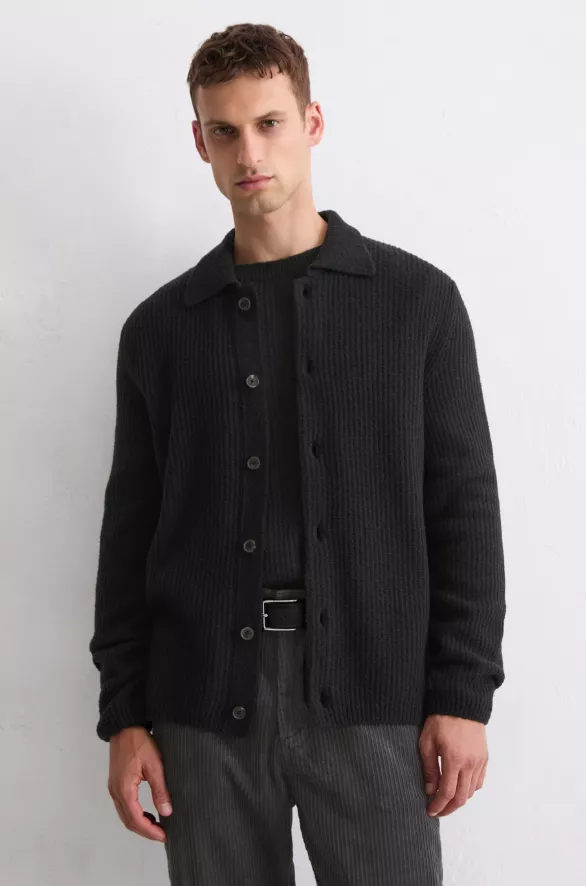 Cardigan vs. Strickjacke – Mann trägt schwarze Herren-Strickjacke im Cardigan-Stil mit Hemdkragen