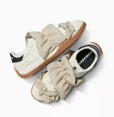Converse Sneaker mit beiger Rüschenschleife und Retro-Sohle – luxuriöser Chucks-Style
