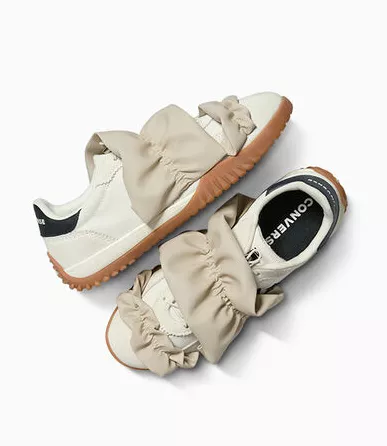 Converse Sneaker mit beiger Rüschenschleife und Retro-Sohle – luxuriöser Chucks-Style