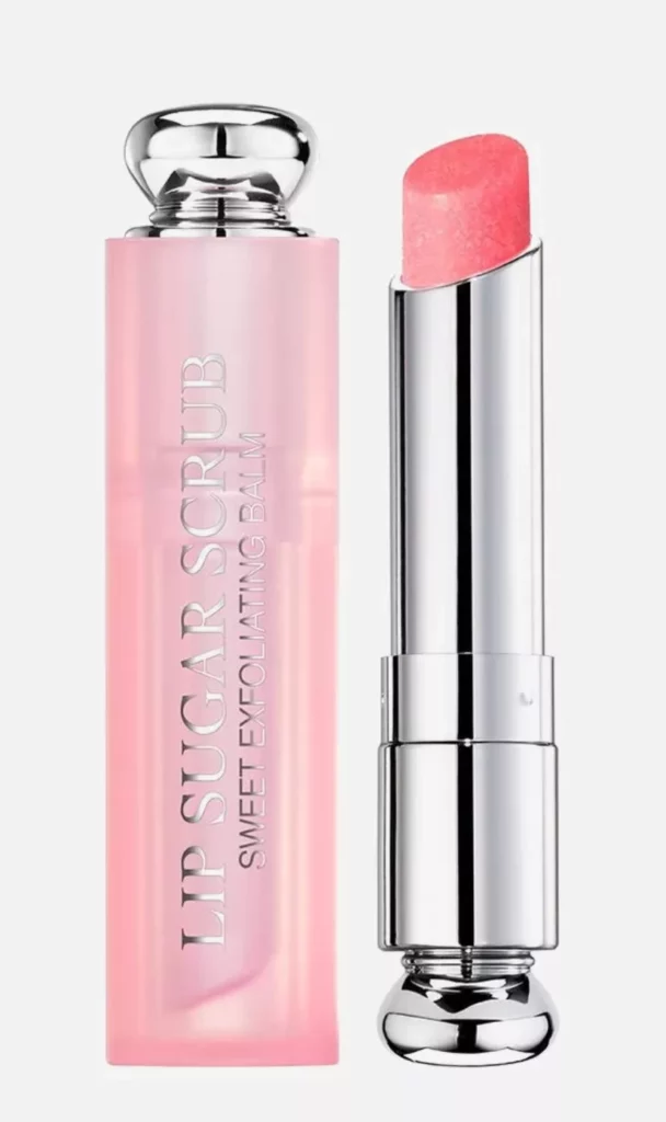 Dior Addict Lip Sugar Scrub – rosafarbene Hülse mit silbernem Kopf, daneben der herausgedrehte pinke Peeling-Balsam mit feinen Zuckerkörnchen.
