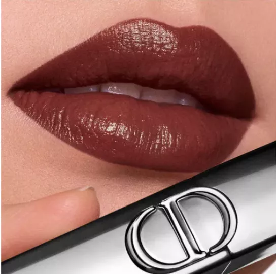Dior Lippenstift – Nahaufnahme glänzend-schokobrauner Lippen; im Vordergrund die silberne Dior-Hülse mit CD-Logo.