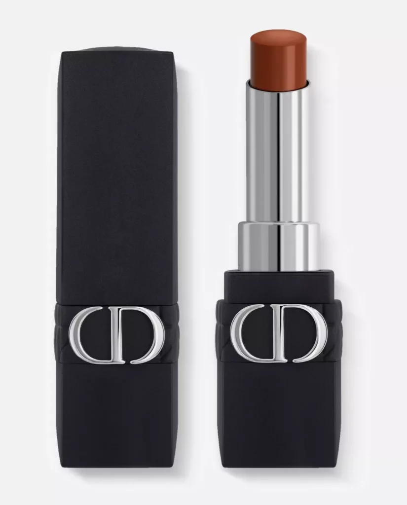 Dior Lippenstift in schwarzer, matter Hülse mit silbernem CD-Logo, herausgedrehter Stift in warmem Terracotta-Braun.