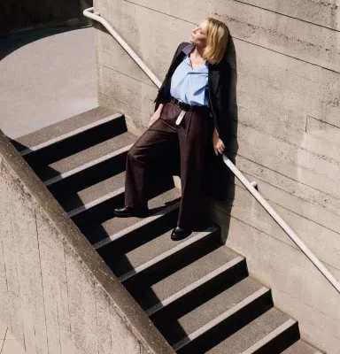 Uniqlo Fashion Look inspiriert von Cate Blanchett: Oversize-Hose, hellblaue Bluse und schwarzer Blazer im minimalistischen Streetstyle