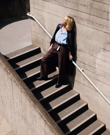 Uniqlo Fashion Look inspiriert von Cate Blanchett: Oversize-Hose, hellblaue Bluse und schwarzer Blazer im minimalistischen Streetstyle