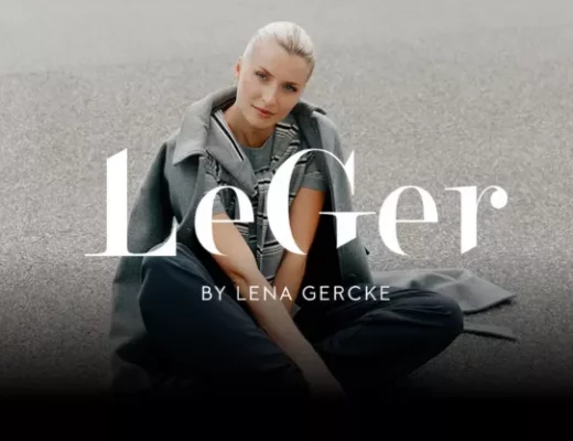 Lena Gercke in einer LeGer by Lena Gercke Kampagne – moderne Mode mit minimalistischer Eleganz.