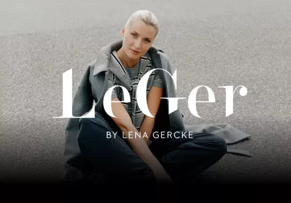 Lena Gercke in einer LeGer by Lena Gercke Kampagne – moderne Mode mit minimalistischer Eleganz.