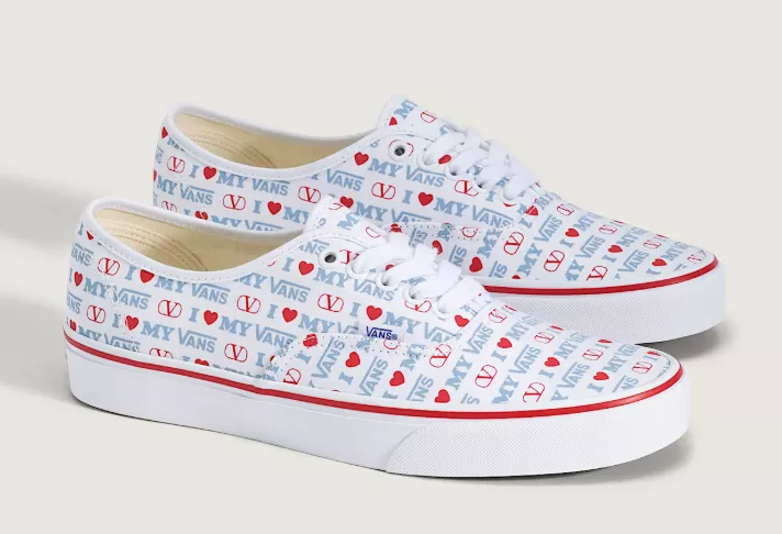 Valentino Garavani x Vans Sneaker im weißen Canvas mit „I ♥ My Vans“-Print und roten Details.