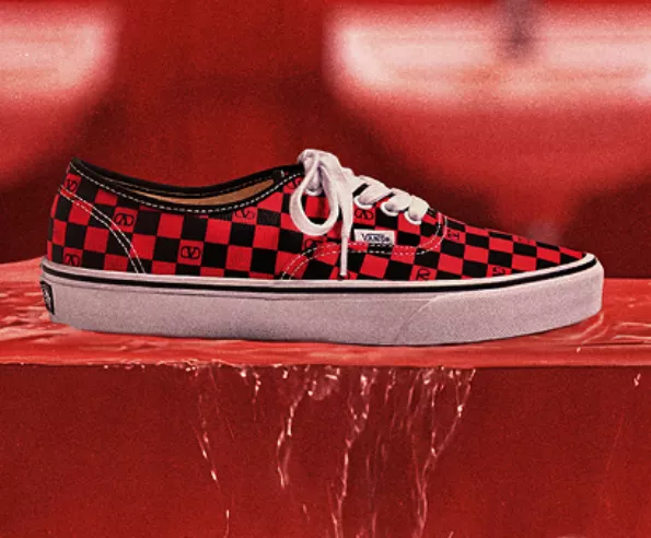 Valentino Garavani x Vans Sneaker im roten Checkerboard-Design mit schwarzen Valentino-V-Logos.