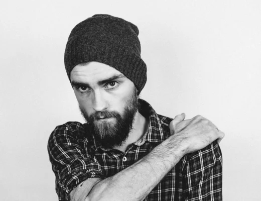 Mann mit Schnurrbart und Vollbart im Hipster-Look, schwarz-weiß Porträt“