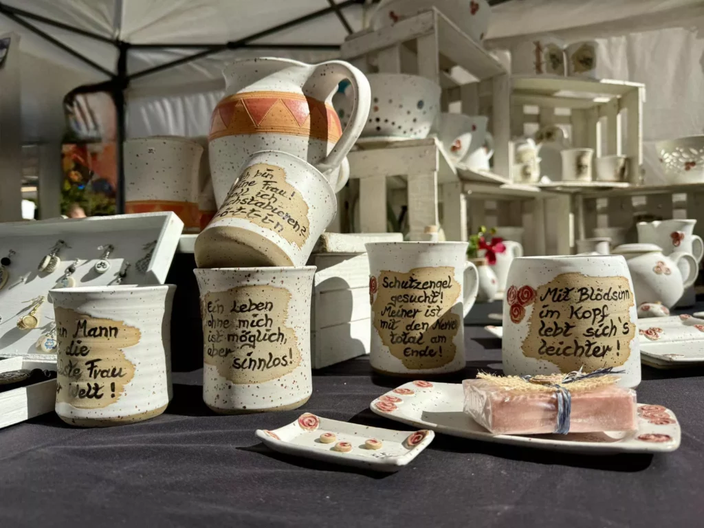 Handgemachte Keramikbecher mit Sprüchen auf dem Töpfermarkt Neu-Ulm 2025 – kleine Schätze und Handmade-Design entdecken.