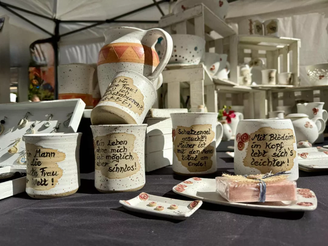 Handgemachte Keramikbecher mit Sprüchen auf dem Töpfermarkt Neu-Ulm 2025 – kleine Schätze und Handmade-Design entdecken.