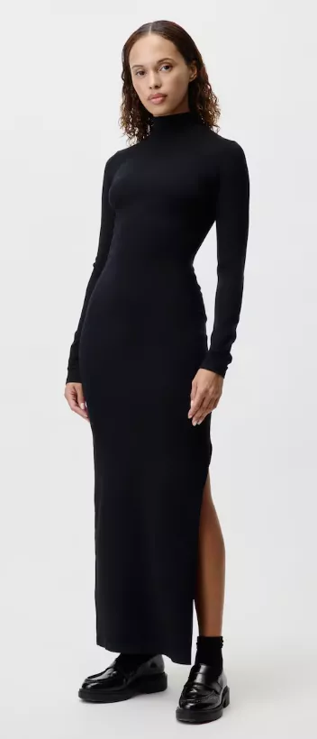 Modell trägt ein schwarzes, langärmeliges Kleid mit Stehkragen aus der LeGer by Lena Gercke Kollektion.