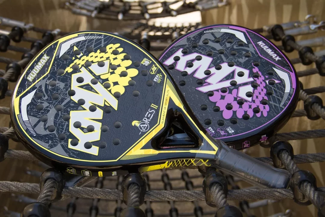 Padel Tennis Schläger in modernem Design – gelb und lila aufgespannt
