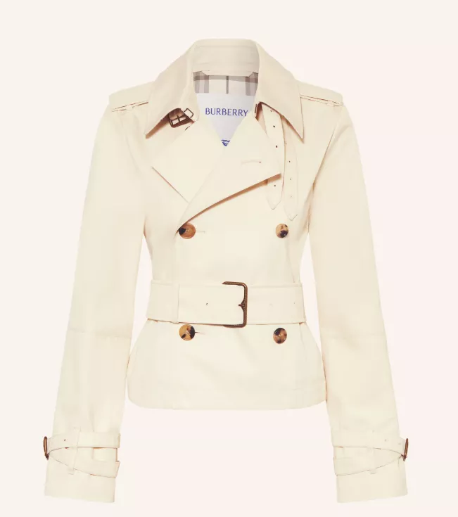 Kurz geschnittener Damen-Trenchcoat in Beige mit breitem Revers, doppelter Knopfleiste, Taillengürtel und Ärmelriegeln, frontale Produktansicht.