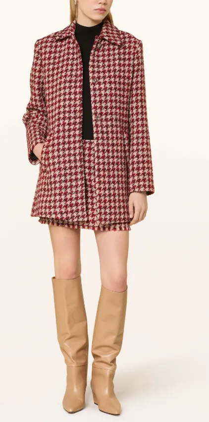 Bordeauxfarbene Tweed-Jacke im Hahnentritt mit passendem Minirock, schwarzem Rollkragen und beigen kniehohen Stiefeln – eleganter Herbstlook.