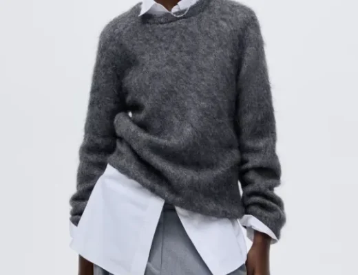 Grauer flauschiger Pullover über weißem Hemd, kombiniert mit grauer Bundfaltenhose – cleaner Herbst-Streetstyle-Look in Grau.