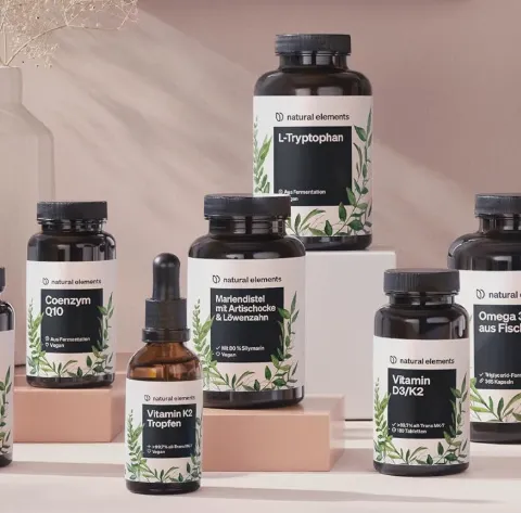 Natural elements – Nahrungsergänzungsmittel (L-Tryptophan, Coenzym Q10, Mariendistel mit Artischocke & Löwenzahn, Vitamin D3/K2, Vitamin K2 Tropfen, Omega-3 aus Fischöl) im minimalistischen Stillleben