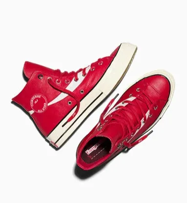 Converse x Coca-Cola Chuck 70 Leather in Racing Red – roter High-Top aus Leder mit weißem Coca-Cola-Ribbon und cremefarbener Sohle.